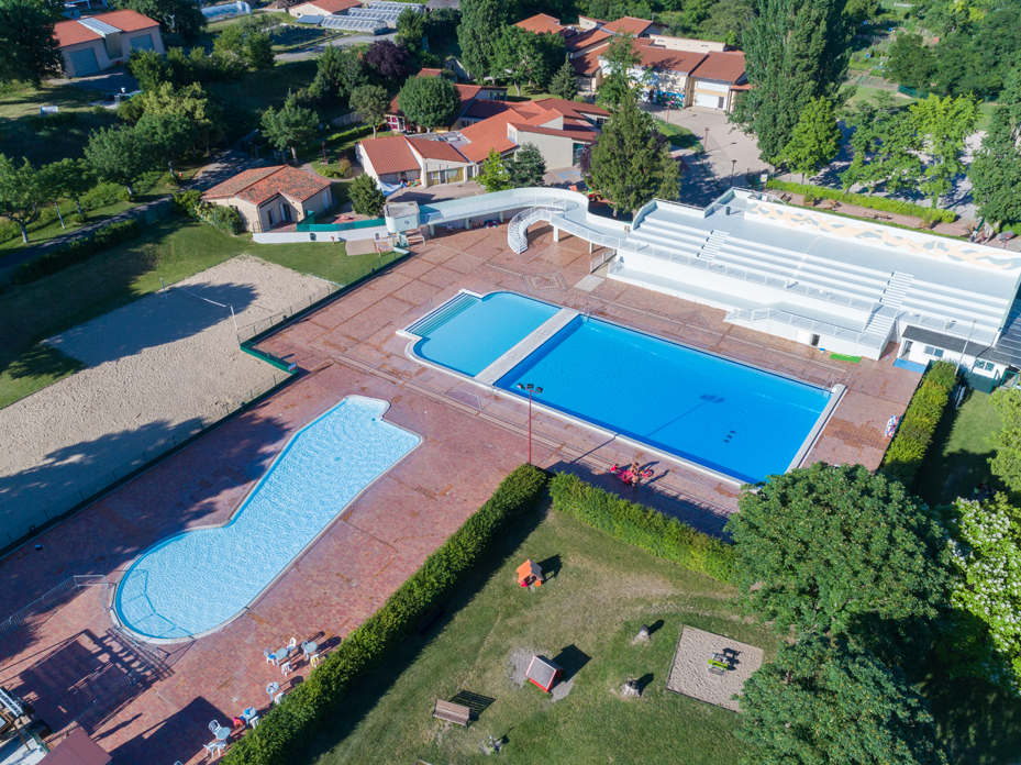 PISCINE vue aerienne chatel-guyon