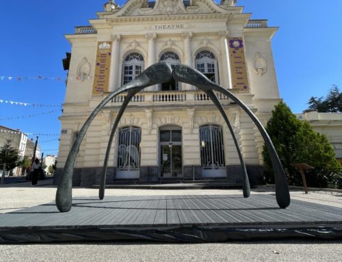 « Front contre front, ensemble » une sculpture monumentale à découvrir devant le Théâtre de Châtel-Guyon