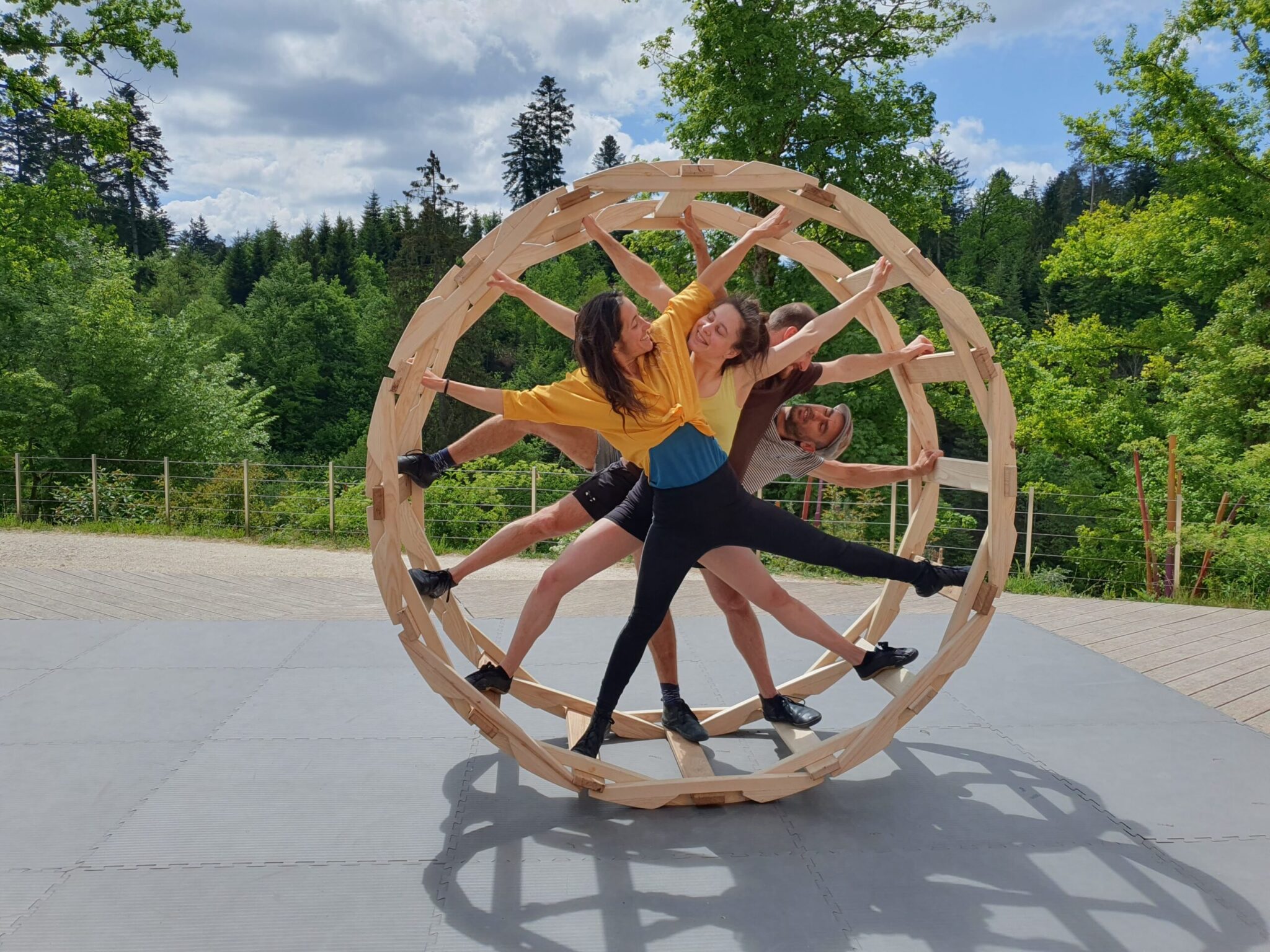 Un spectacle de rue au Parc Thermal de Châtel-Guyon avec le Collectif PourquoiPas et son spectacle, La Tombola